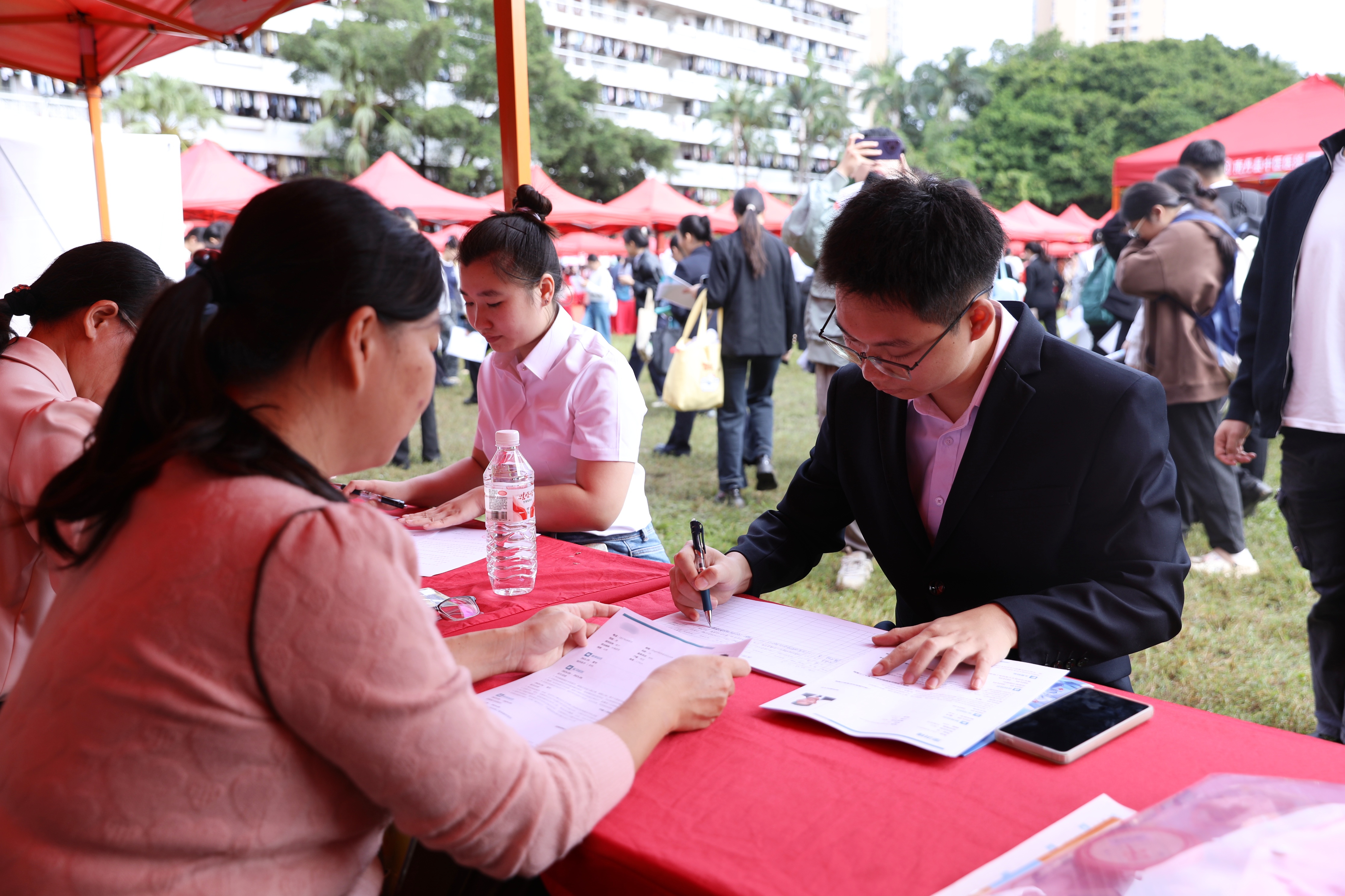 应聘学生向用人单位投递简历。 何玉莹摄.jpg
